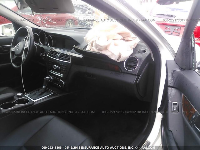 WDDGF4HB1EG254377 - 2014 MERCEDES-BENZ C 250 WHITE photo 5