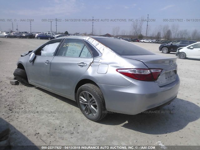 4T1BF1FK1GU612308 - 2016 TOYOTA CAMRY LE/XLE/SE/XSE 银色 照片 3