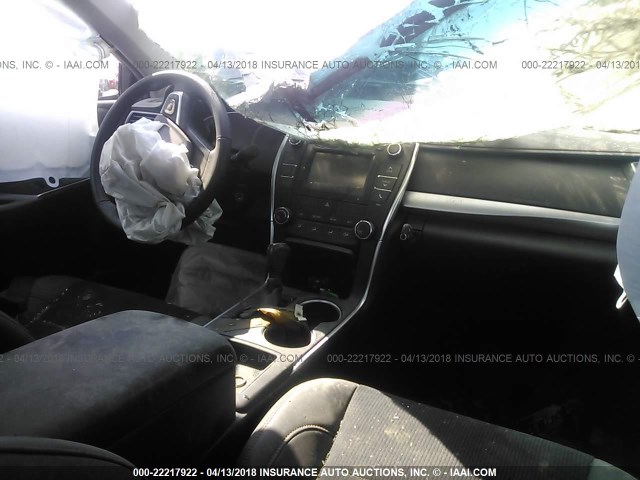 4T1BF1FK1GU612308 - 2016 TOYOTA CAMRY LE/XLE/SE/XSE 银色 照片 5