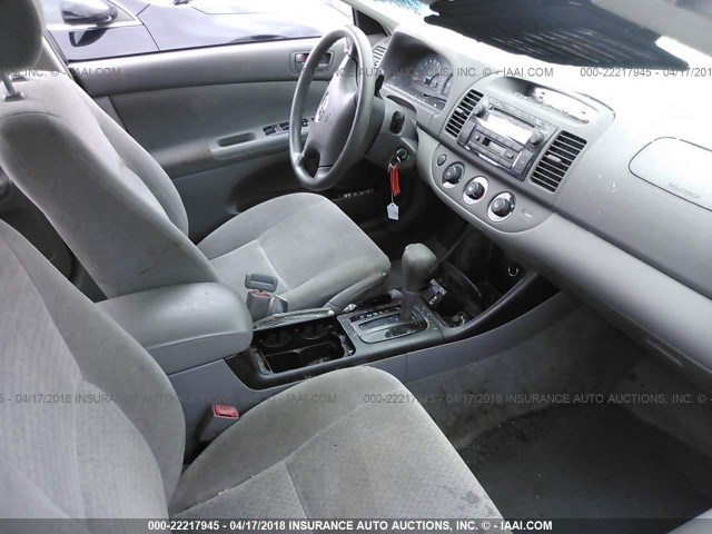 JTDBF32K520033540 - 2002 TOYOTA CAMRY LE/XLE/SE ბეჟი ფოტო 5