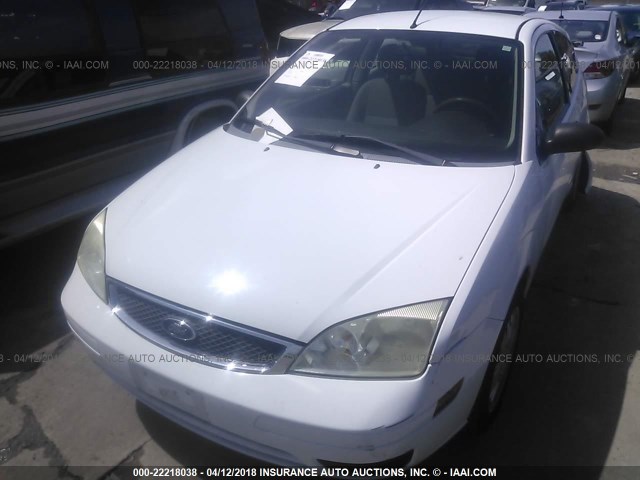 1FAFP31NX7W294408 - 2007 FORD FOCUS ZX3/S/SE/SES 白色 照片 2