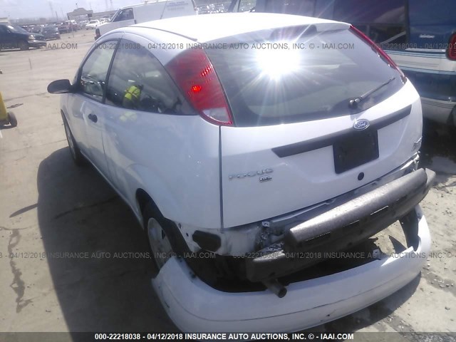 1FAFP31NX7W294408 - 2007 FORD FOCUS ZX3/S/SE/SES WHITE photo 3