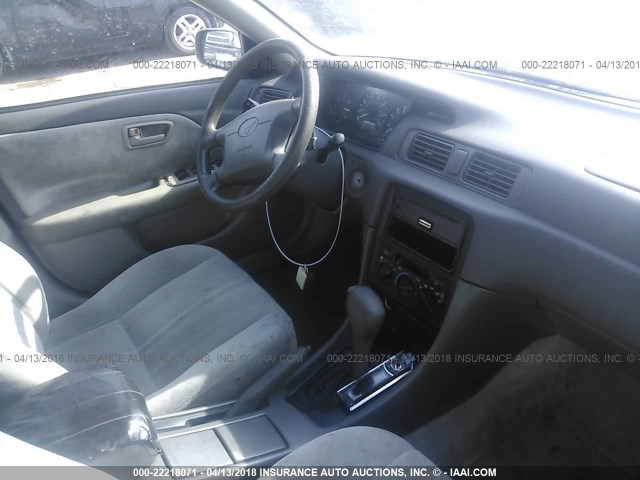 JT2BG22K8X0302931 - 1999 TOYOTA CAMRY LE/XLE TAN photo 5