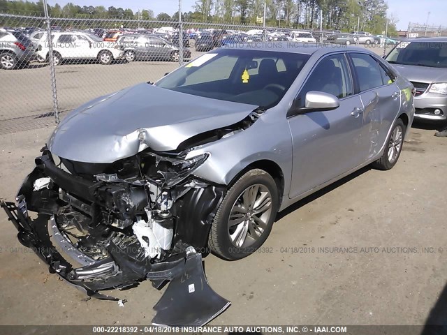 4T1BF1FKXHU450440 - 2017 TOYOTA CAMRY LE/XLE/SE/XSE SILVER photo 2