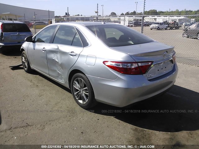 4T1BF1FKXHU450440 - 2017 TOYOTA CAMRY LE/XLE/SE/XSE SILVER photo 3