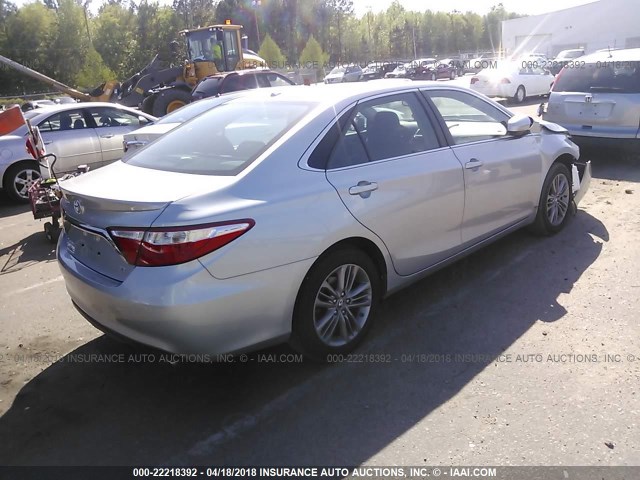 4T1BF1FKXHU450440 - 2017 TOYOTA CAMRY LE/XLE/SE/XSE SILVER photo 4