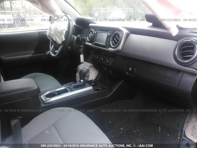 5TFCZ5AN5HX065634 - 2017 TOYOTA TACOMA DBL CAB/SR/TRDSPT/OR/PRO Boz foto 5