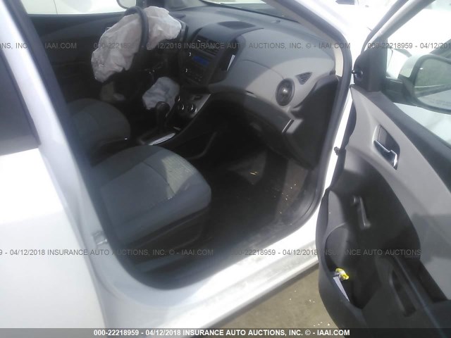 1G1JA6SH5D4190554 - 2013 CHEVROLET SONIC LS WHITE photo 5