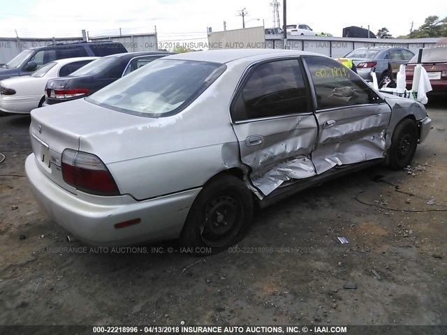 1HGCE6640TA002438 - 1996 HONDA ACCORD LX/EX SILVER photo 4