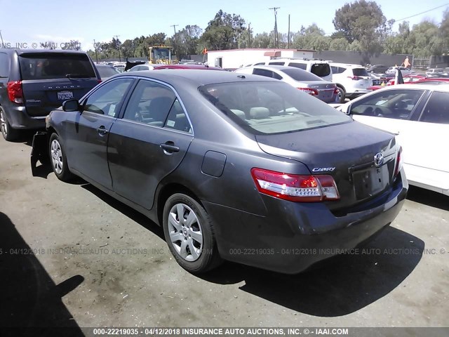 4T4BF3EK6BR218668 - 2011 TOYOTA CAMRY SE/LE/XLE GRAY photo 3