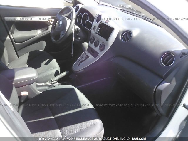 2T1KU40E29C108915 - 2009 TOYOTA COROLLA MATRIX  WHITE photo 5