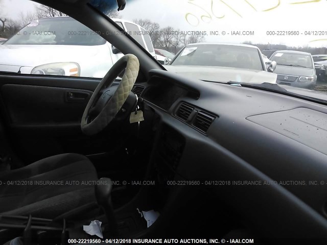 4T1BG22K61U088704 - 2001 TOYOTA CAMRY CE/LE/XLE 栗色 照片 5