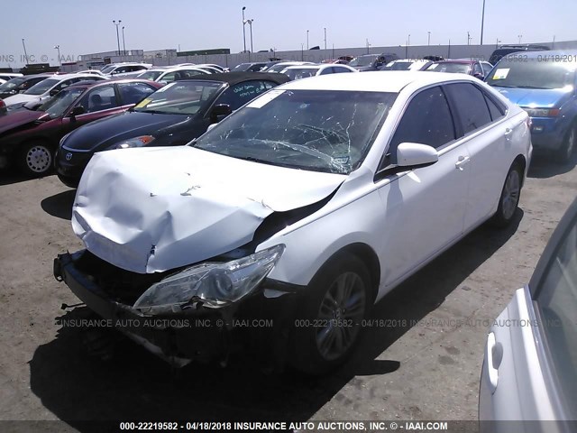 4T1BF1FK0GU157936 - 2016 TOYOTA CAMRY LE/XLE/SE/XSE WHITE photo 2