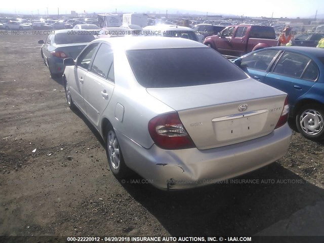 4T1BF30KX2U019527 - 2002 TOYOTA CAMRY LE/XLE/SE SILVER photo 3
