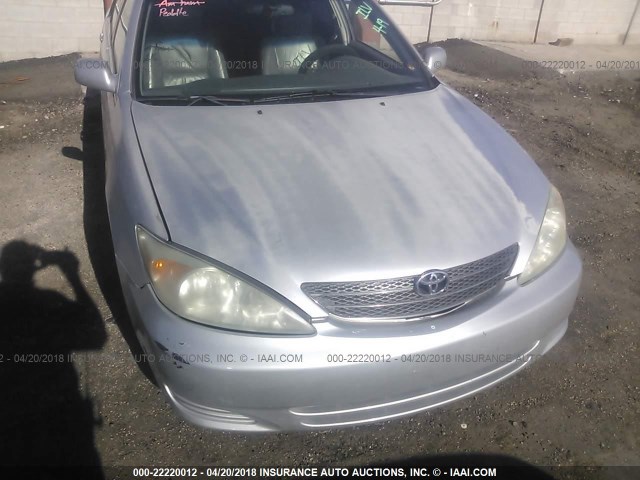 4T1BF30KX2U019527 - 2002 TOYOTA CAMRY LE/XLE/SE SILVER photo 6