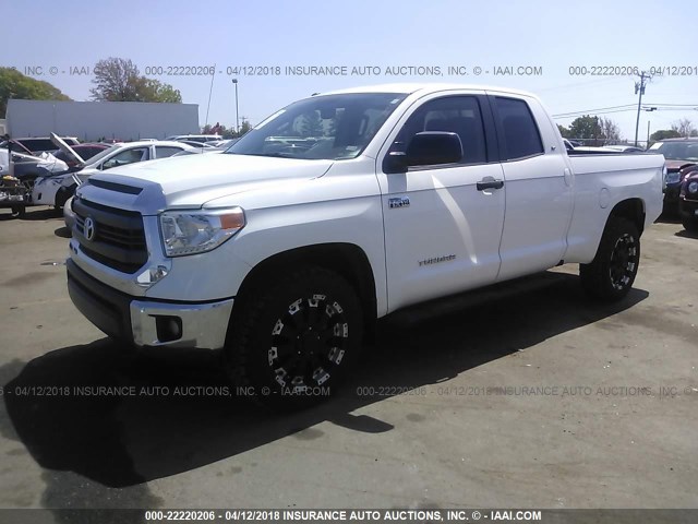 5TFUW5F16FX419323 - 2015 TOYOTA TUNDRA DOUBLE CAB SR/SR5 WHITE photo 2