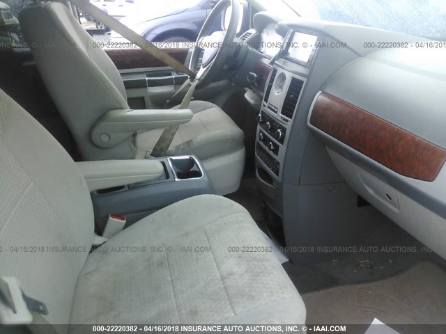 2A8HR54109R525600 - 2009 CHRYSLER TOWN & COUNTRY TOURING TAN photo 5