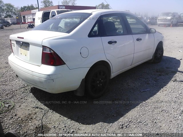 1FAFP34N47W115050 - 2007 FORD FOCUS ZX4/S/SE/SES WHITE photo 4