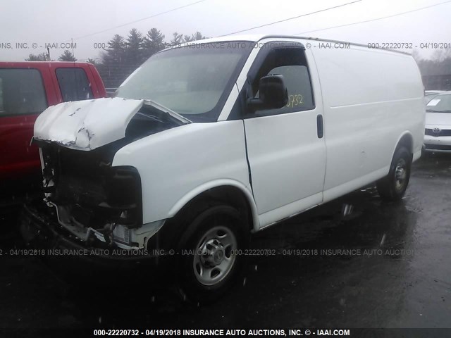 1GCGG25V671139760 - 2007 CHEVROLET EXPRESS G2500  WHITE photo 2