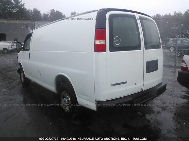 1GCGG25V671139760 - 2007 CHEVROLET EXPRESS G2500  WHITE photo 3