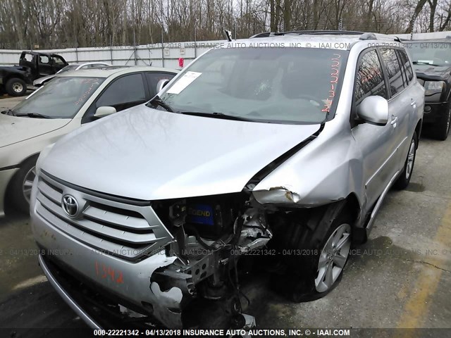 5TDZA3EH3DS038846 - 2013 TOYOTA HIGHLANDER PLUS SILVER photo 2