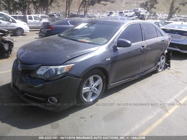 4T1BF1FK6DU267868 - 2013 TOYOTA CAMRY L/SE/LE/XLE 灰色 照片 2