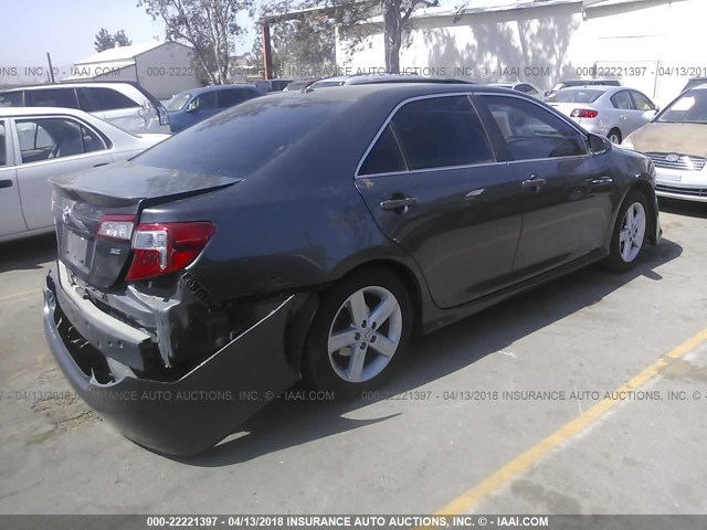 4T1BF1FK6DU267868 - 2013 TOYOTA CAMRY L/SE/LE/XLE 灰色 照片 4