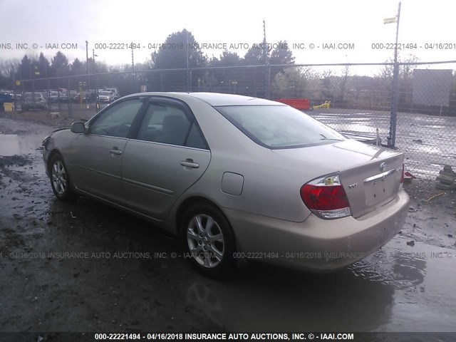 4T1BE30K55U406218 - 2005 TOYOTA CAMRY LE/XLE/SE ოქროსფერი ფოტო 3