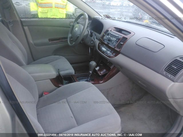 4T1BE30K55U406218 - 2005 TOYOTA CAMRY LE/XLE/SE ოქროსფერი ფოტო 5