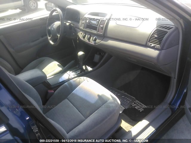 4T1BE32K72U533299 - 2002 TOYOTA CAMRY LE/XLE/SE ლურჯი ფოტო 5