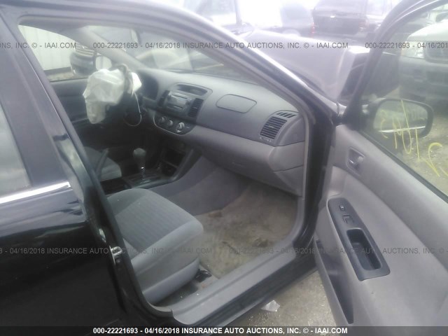 4T1BF32K95U102707 - 2005 TOYOTA CAMRY LE/XLE/SE შავი ფოტო 5
