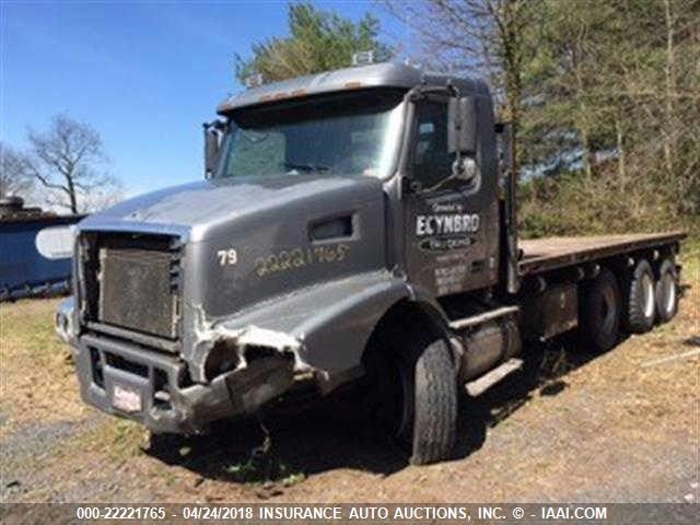 4V5K99GF12N334105 - 2002 VOLVO VHD GRAY photo 2