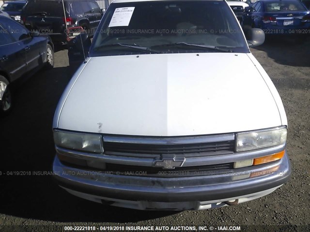 1GNDT13WXW2101680 - 1998 CHEVROLET BLAZER WHITE photo 6