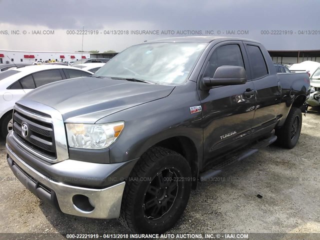 5TFRY5F17DX140413 - 2013 TOYOTA TUNDRA DOUBLE CAB SR5 GRAY photo 2