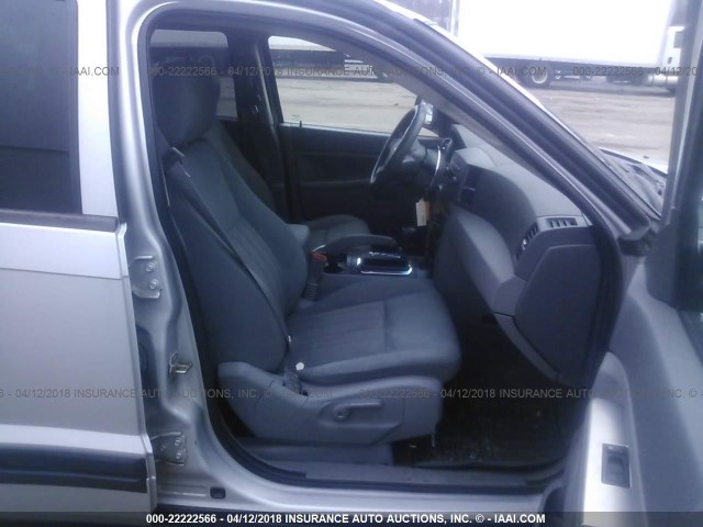 1J4GR48K25C601444 - 2005 JEEP GRAND CHEROKEE LAREDO/COLUMBIA/FREEDOM 银色 照片 5