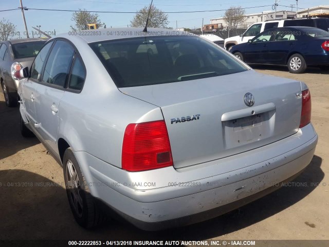 WVWPD23B0YE194989 - 2000 VOLKSWAGEN PASSAT GLX 银色 照片 3