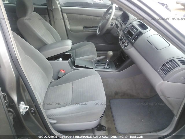 4T1BE32K05U569534 - 2005 TOYOTA CAMRY LE/XLE/SE ნაცრისფერი ფოტო 5