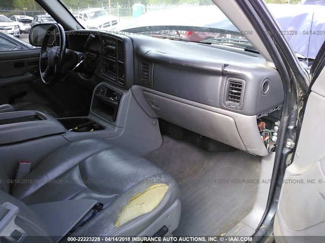 3GNEC12Z65G242784 - 2005 CHEVROLET AVALANCHE C1500 GRAY photo 5