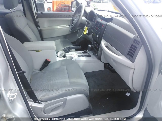 1J8GN28KX8W155237 - 2008 JEEP LIBERTY SPORT 银色 照片 5