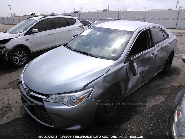 4T1BF1FK1GU142779 - 2016 TOYOTA CAMRY LE/XLE/SE/XSE SILVER photo 2