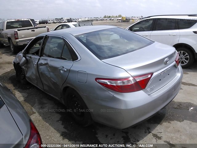 4T1BF1FK1GU142779 - 2016 TOYOTA CAMRY LE/XLE/SE/XSE SILVER photo 3