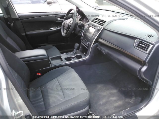 4T1BF1FK1GU142779 - 2016 TOYOTA CAMRY LE/XLE/SE/XSE SILVER photo 5