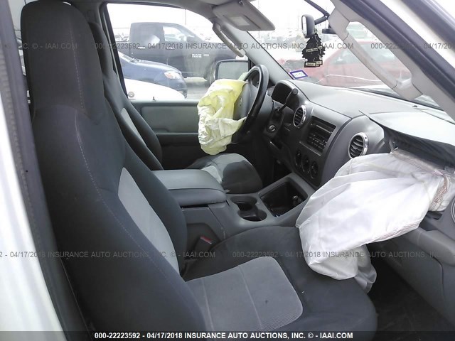 1FMPU15L74LB91007 - 2004 FORD EXPEDITION XLT WHITE photo 5