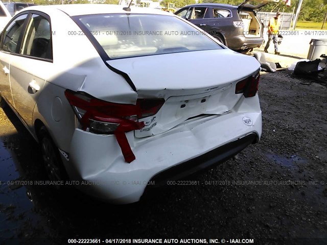 KNAFT4A22A5058847 - 2010 KIA FORTE LX WHITE photo 6