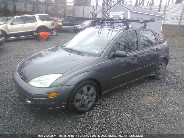 3FAFP37362R176504 - 2002 FORD FOCUS ZX5 GRAY photo 2