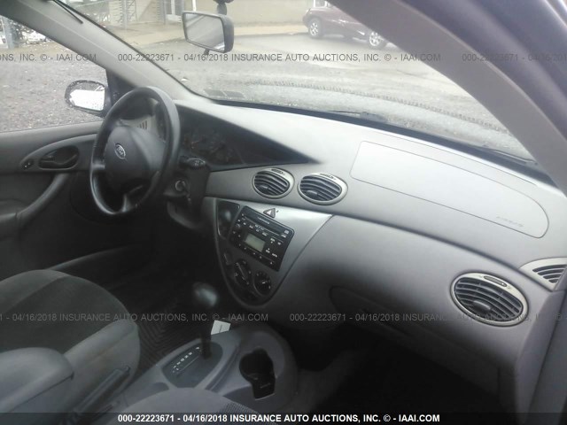 3FAFP37362R176504 - 2002 FORD FOCUS ZX5 GRAY photo 5