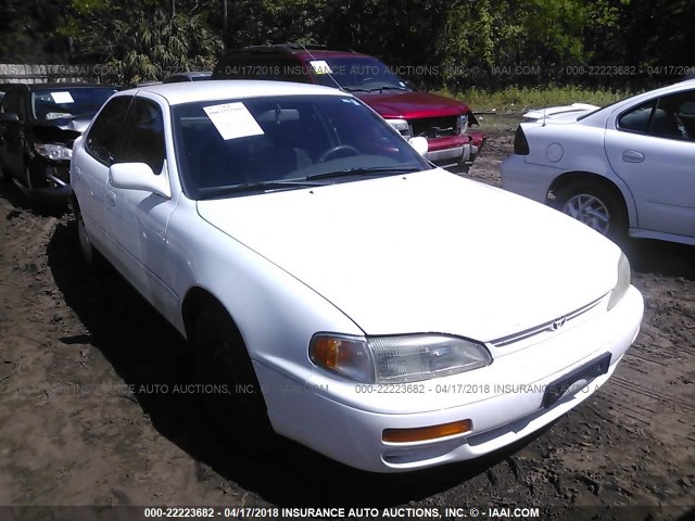 4T1BG12K2TU773991 - 1996 TOYOTA CAMRY DX/LE/XLE WHITE photo 1