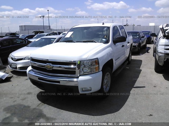 3GCPCSE00BG397556 - 2011 CHEVROLET SILVERADO C1500 LT WHITE photo 2