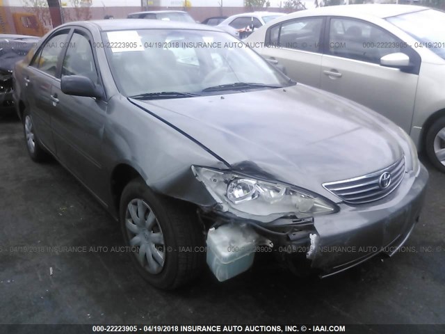 4T1BE32KX5U545788 - 2005 TOYOTA CAMRY LE/XLE/SE ნაცრისფერი ფოტო 1