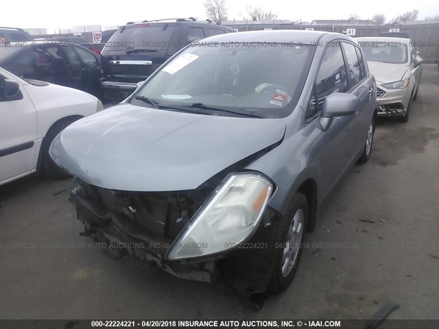 3N1BC13E29L420228 - 2009 NISSAN VERSA S/SL GRAY photo 2